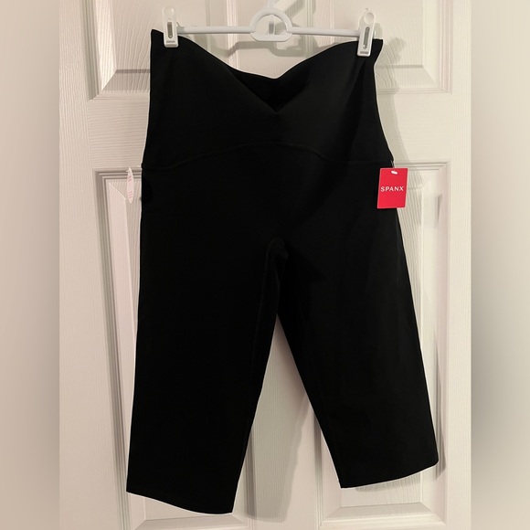 Spanx Booty Boost® Active Knee Leggings capri length - Picture 2 of 11